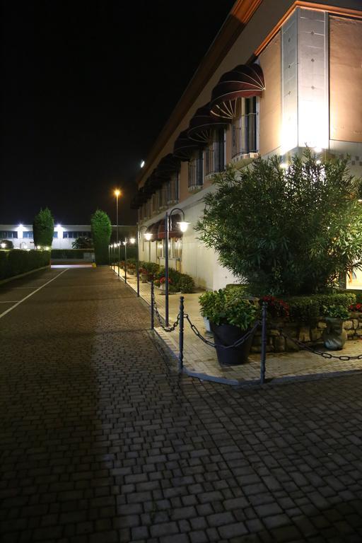 Hotel Lenotel Exterior photo