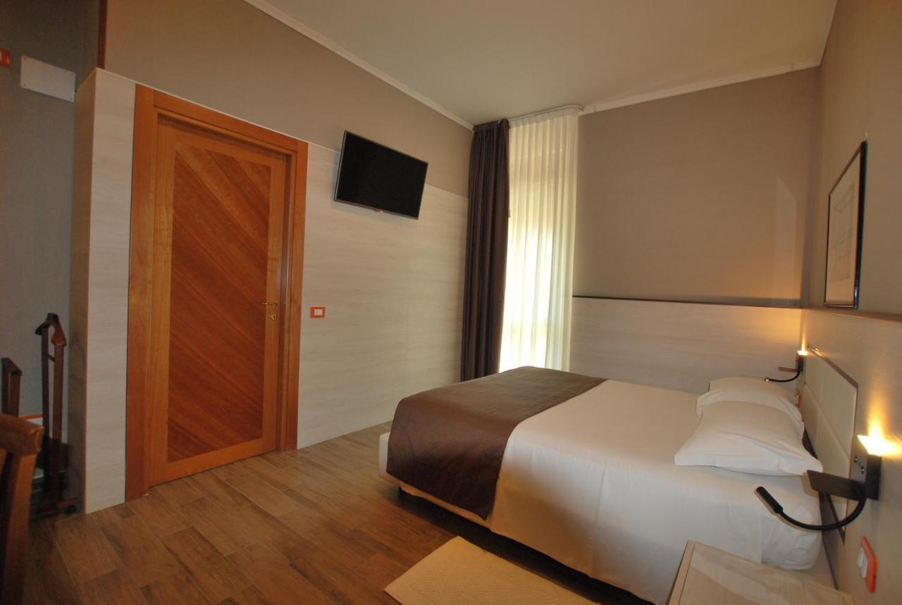 Hotel Lenotel Exterior photo